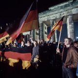 Die ersten Wiedervereinigungsfeiern am 3. Oktober 1990 vor dem Brandenburger Tor. Seiher ist der 3. Oktober als Nationalfeiertag etabliert. Die zentralen Feiern zum Tag der deutschen Einheit werden in jedem Jahr in einem anderen Bundesland begangen.
