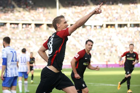 Nils Petersen vom SC Freiburg jubelt nach seinem Treffer
