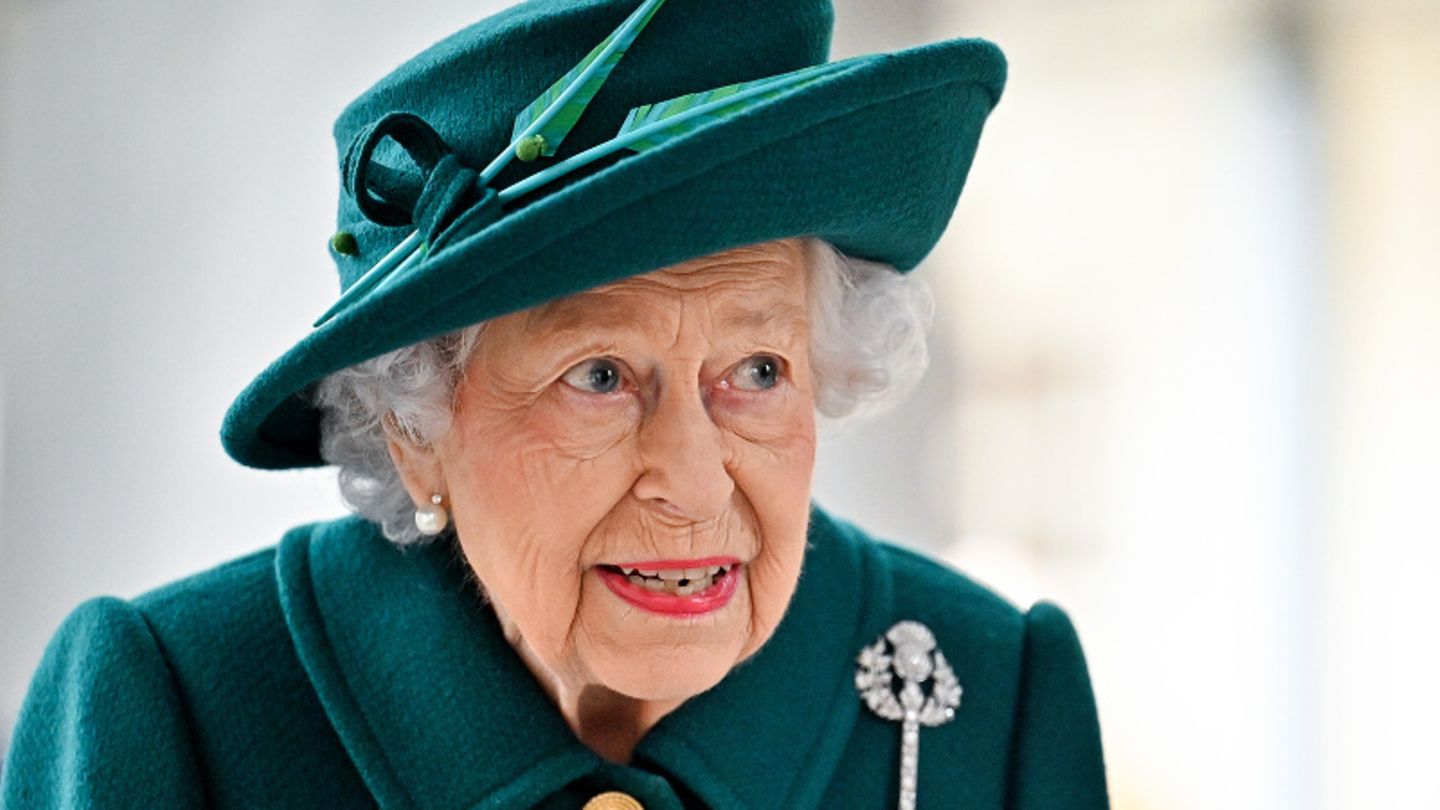 Queen Elizabeth II. sprach vor dem schottischen Parlament und erinnerte dabei an Prinz Philip 