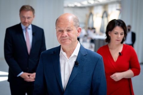 Suche nach einer neuen Regierung: Jetzt rückt SPD-Kanzlerkandidat Olaf Scholz (Mi.) bei den Sondierungen in den Vordergrund. Er strebt mit Christian Lindner (FDP) und Annalena Baerbock (Grüne) eine Ampel-Koalition an.