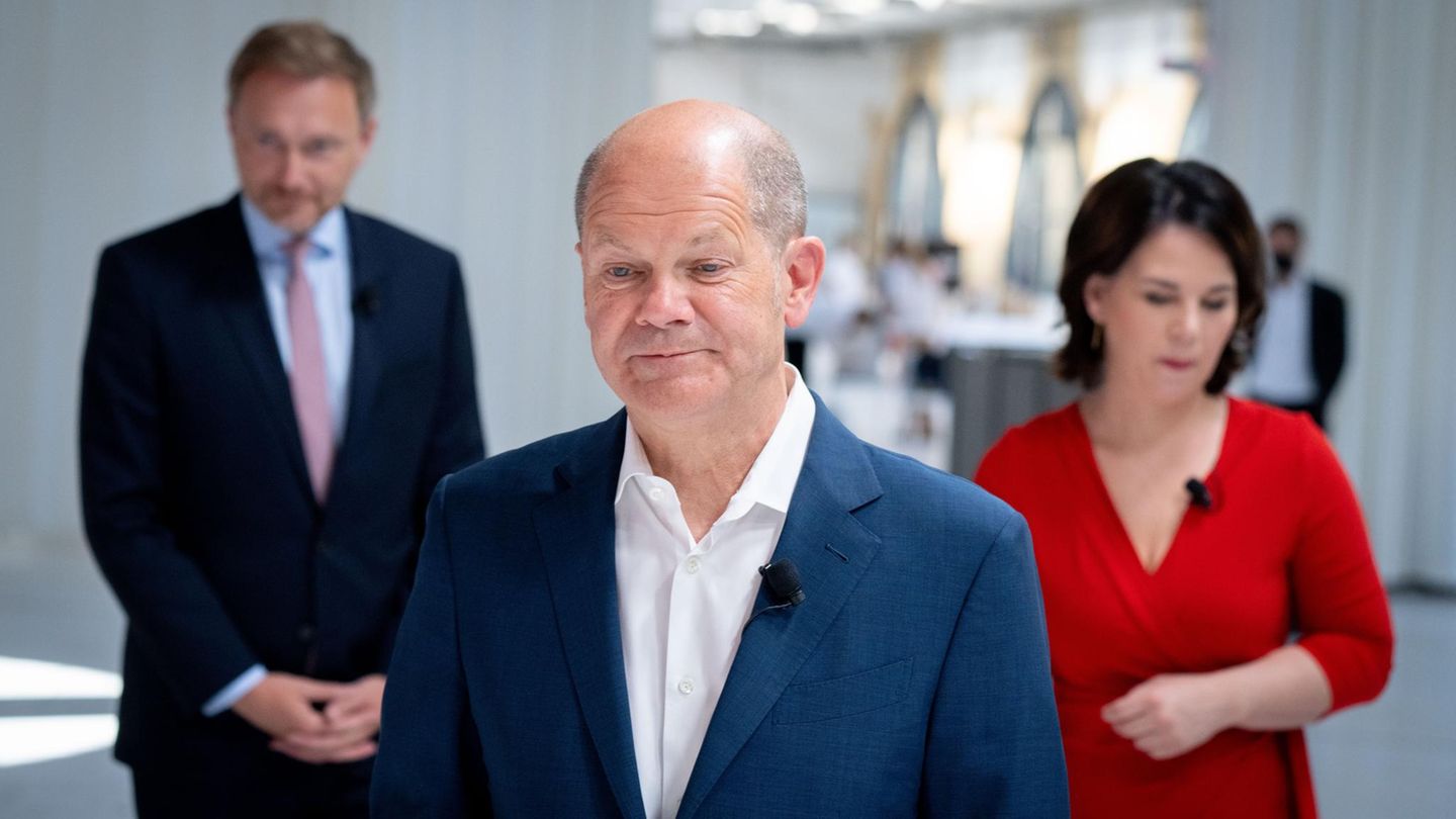 Suche nach einer neuen Regierung: Jetzt rückt SPD-Kanzlerkandidat Olaf Scholz (Mi.) bei den Sondierungen in den Vordergrund. Er strebt mit Christian Lindner (FDP) und Annalena Baerbock (Grüne) eine Ampel-Koalition an.