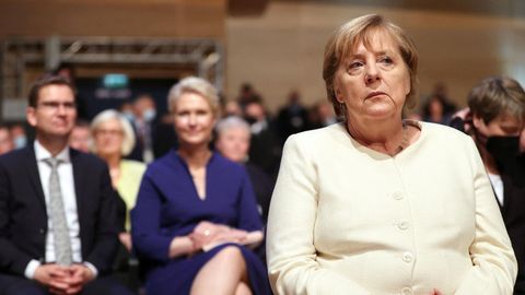 Nachdenklich sitzt Angela Merkel in Halle vor Festrede am Tag der deutschen Einheit