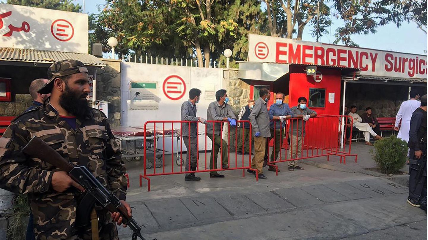 Medizinisches Personal wartet auf Verletzte des Anschlags in Kabul