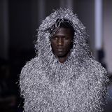 Ein Model präsentiert eine Kreation für Lanvin