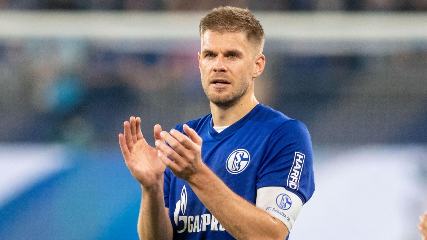 Simon Terodde von Schalke 04 klatscht in die Hände