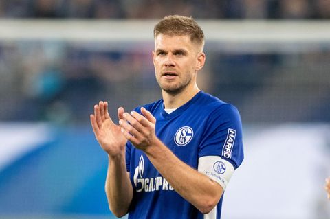Simon Terodde von Schalke 04 klatscht in die Hände