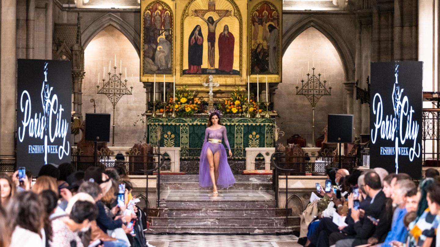 Modenschau in der Cathédrale américaine de Paris