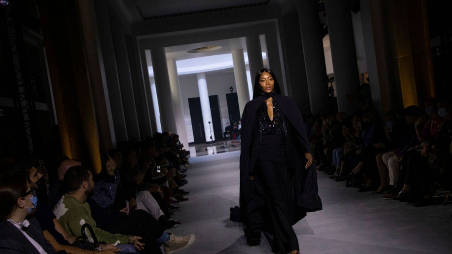 Naomi Campbell auf der Pariser Fashion Week