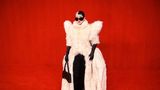 Model präsentiert Outfit der Balenciaga-Kollektion