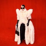 Model präsentiert Outfit der Balenciaga-Kollektion