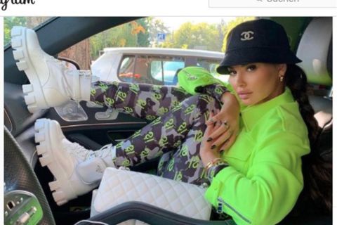 Eine in der Slowakei berühmte Influencerin sitzt in einem Auto