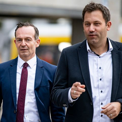 Lars Klingbeil (SPD), und Volker Wissing (FDP) kommen zu einem Pressestatement nach Sondierungsgesprächen