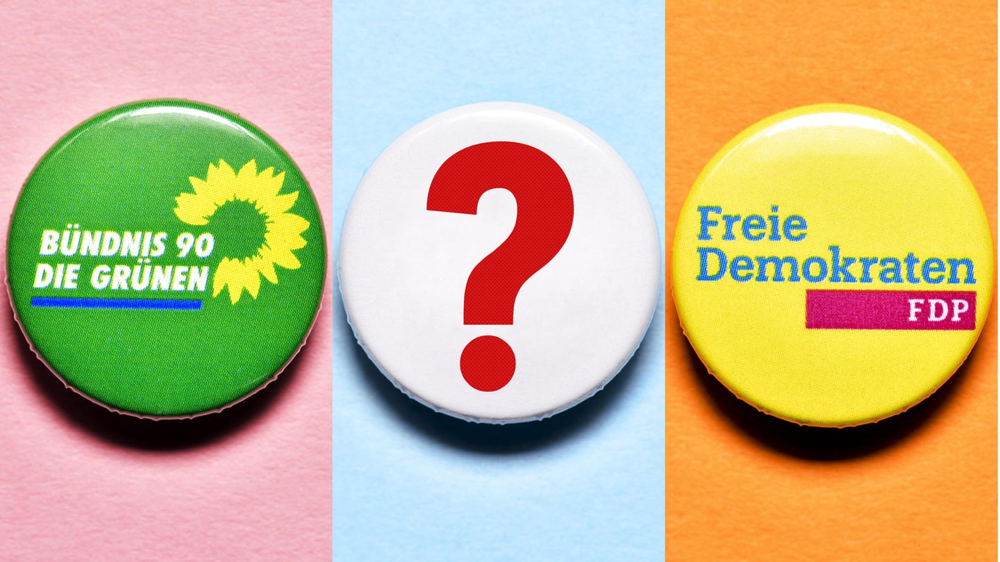 Partei-Anstecker von der FDP und den Grünen mit Fragezeichen