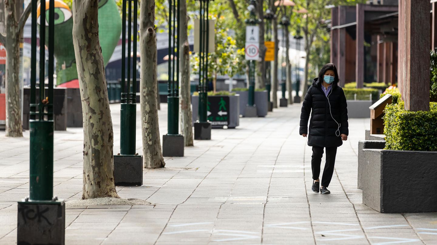 Australien, Melbourne: Eine Person geht durch Southgate in Melbourne