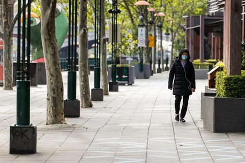 Australien, Melbourne: Eine Person geht durch Southgate in Melbourne