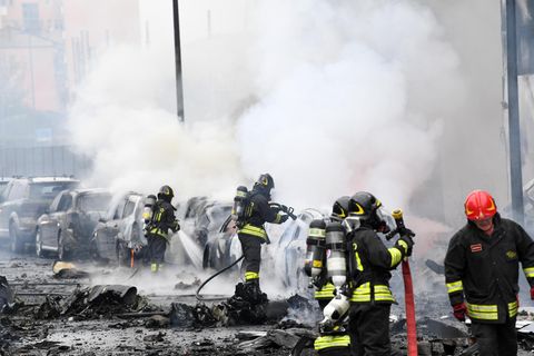 Mailand: Feuerwehrleute löschen durch den Flugzeugabsturz in Brand geratene Autos