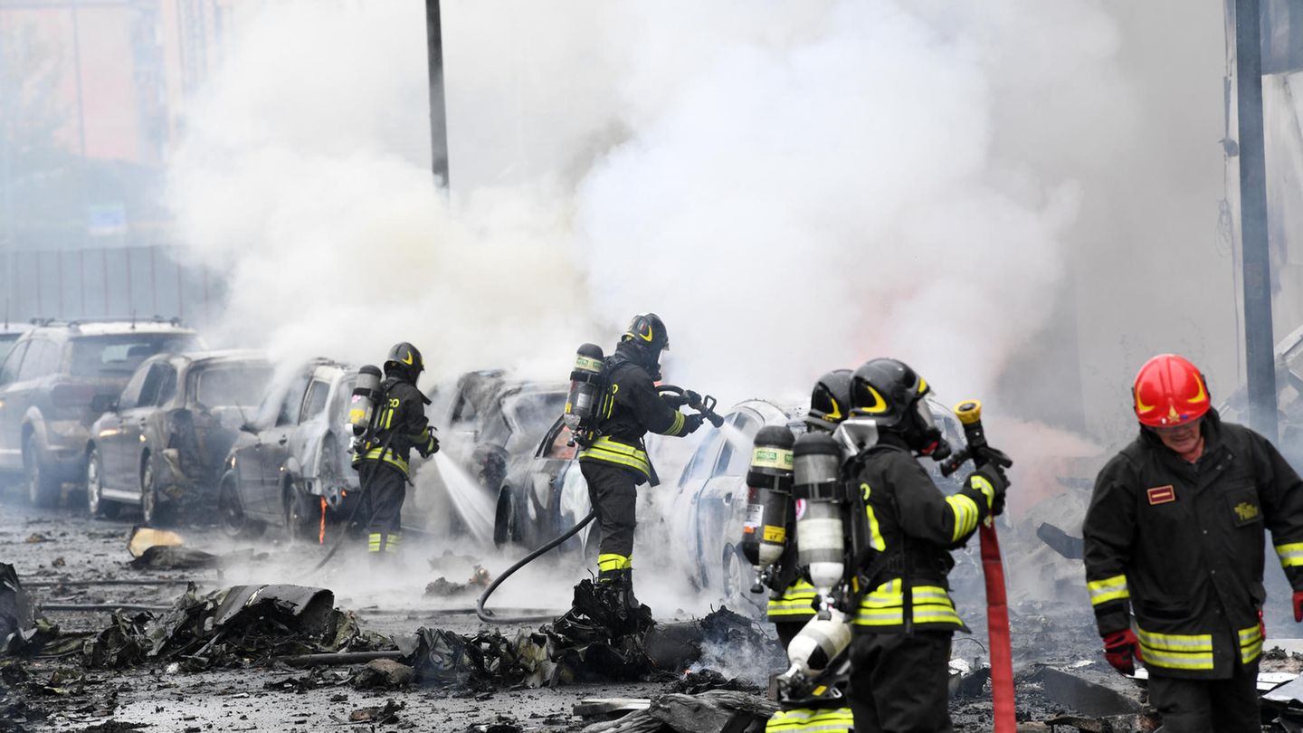 Mailand: Feuerwehrleute löschen durch den Flugzeugabsturz in Brand geratene Autos