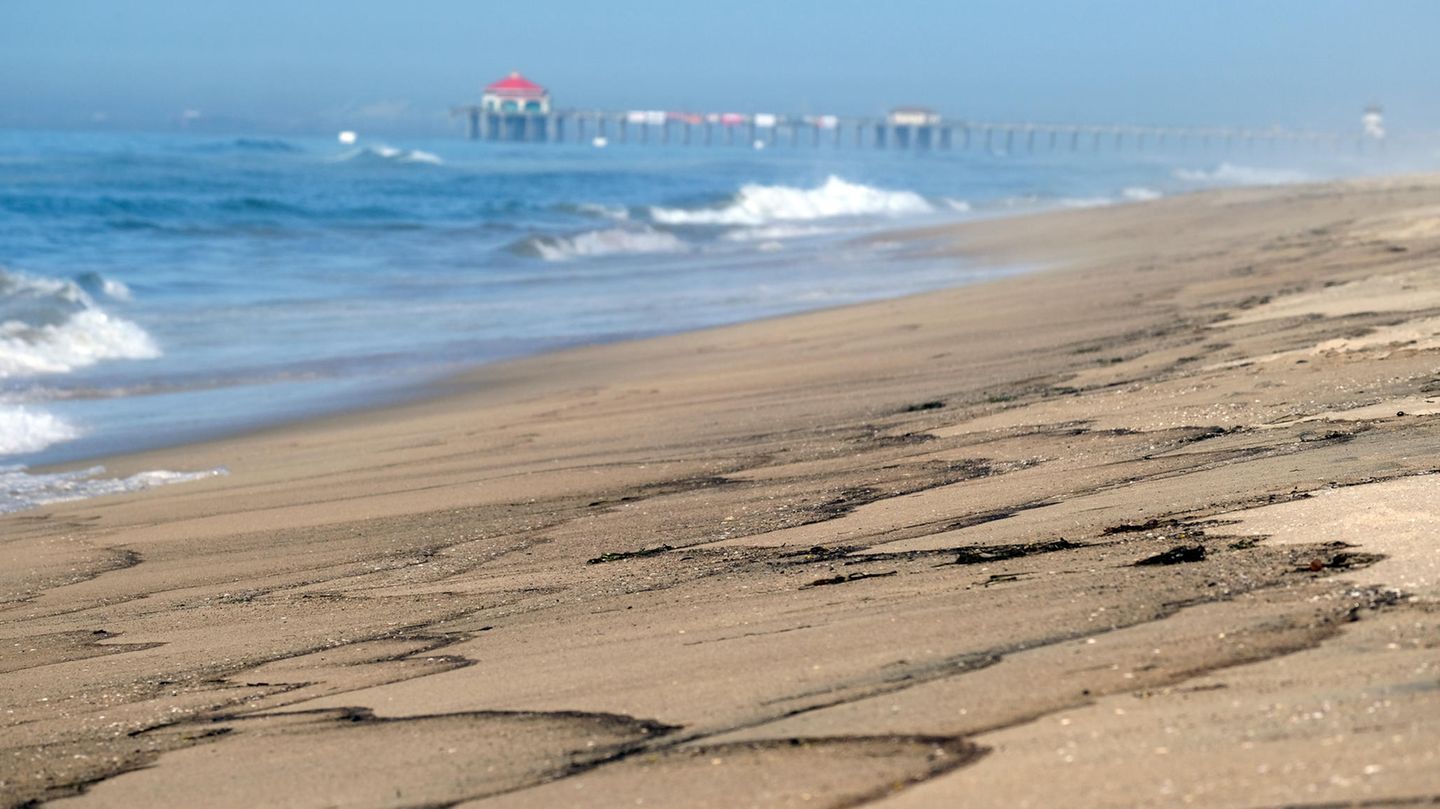 Flecken eines Ölteppichs spülen an den Strand südlich des Piers in Huntington Beach, Kalifornien