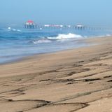 Flecken eines Ölteppichs spülen an den Strand südlich des Piers in Huntington Beach, Kalifornien