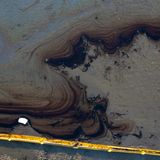 Eine Luftaufnahme vor Kaliforniens Küste, die einen Teil des Ölteppichs zeigt