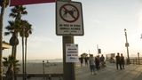 In Huntington Beach wurden Spaziergänger und Surfer angewiesen, den Strand zu verlassen. Eine für Sonntag geplante Flugshow, zu der Tausende Schaulustige am Strand erwartet worden waren, musste kurzfristig absagt werden – wie ein weiteres Schild hinweist.