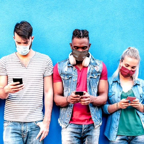 Menschen mit Smartphones