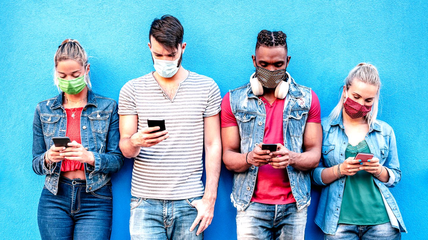 Menschen mit Smartphones
