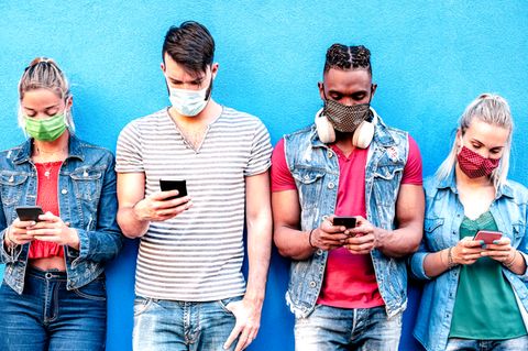 Menschen mit Smartphones