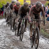 Wer bremst, verliert: Dicht an dicht bretterten die Radprofis über die verschlammten Feldwegen. Die dort verbauten Steine sind je nach Abschnitt fast so groß wie Findlinge und stammen mitunter noch aus den Zeiten Napoleons. Mit Folgen für die Fahrer: Sie müssen bis ins Ziel in Roubaix unzählige Schläge auf die Handgelenke ertragen.