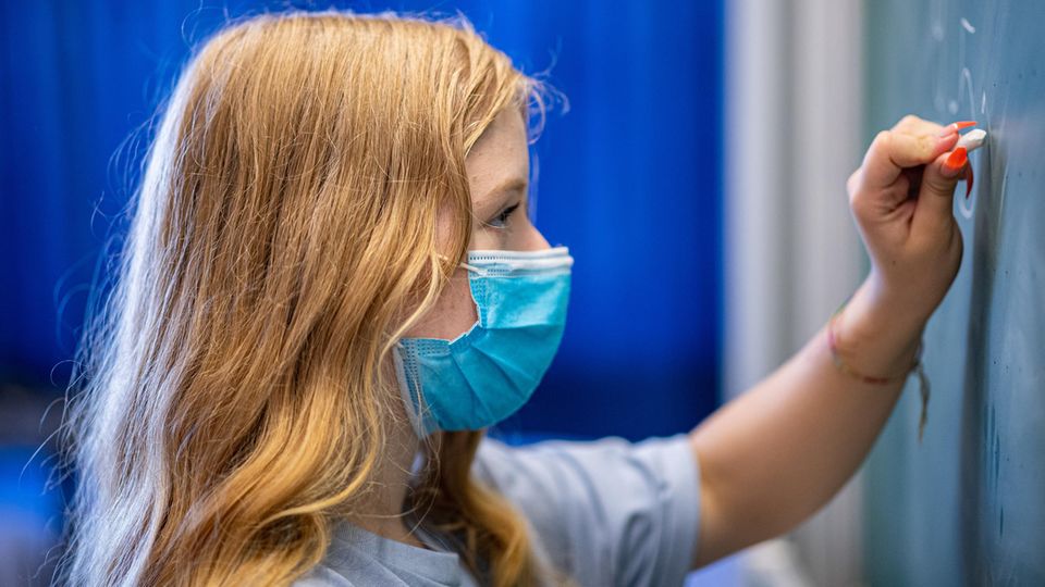 Weitere Bundesländer lockern Maskenpflicht Kurswechsel in der Pandemie Weitere Bundesländer lockern Maskenpflicht an Schulen