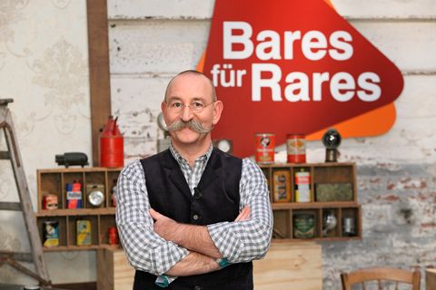 Horst Lichter steht im Studio von Bares für Rares in Pulheim