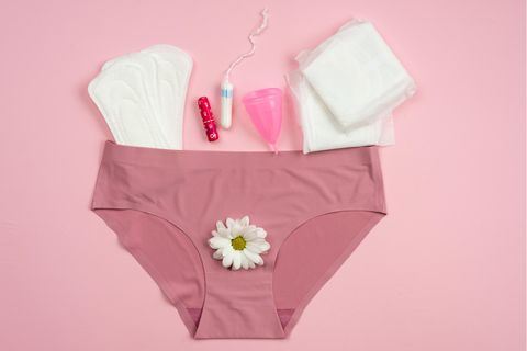 Eine Unterhose mit verschiedenen Hygieneprodukten daneben