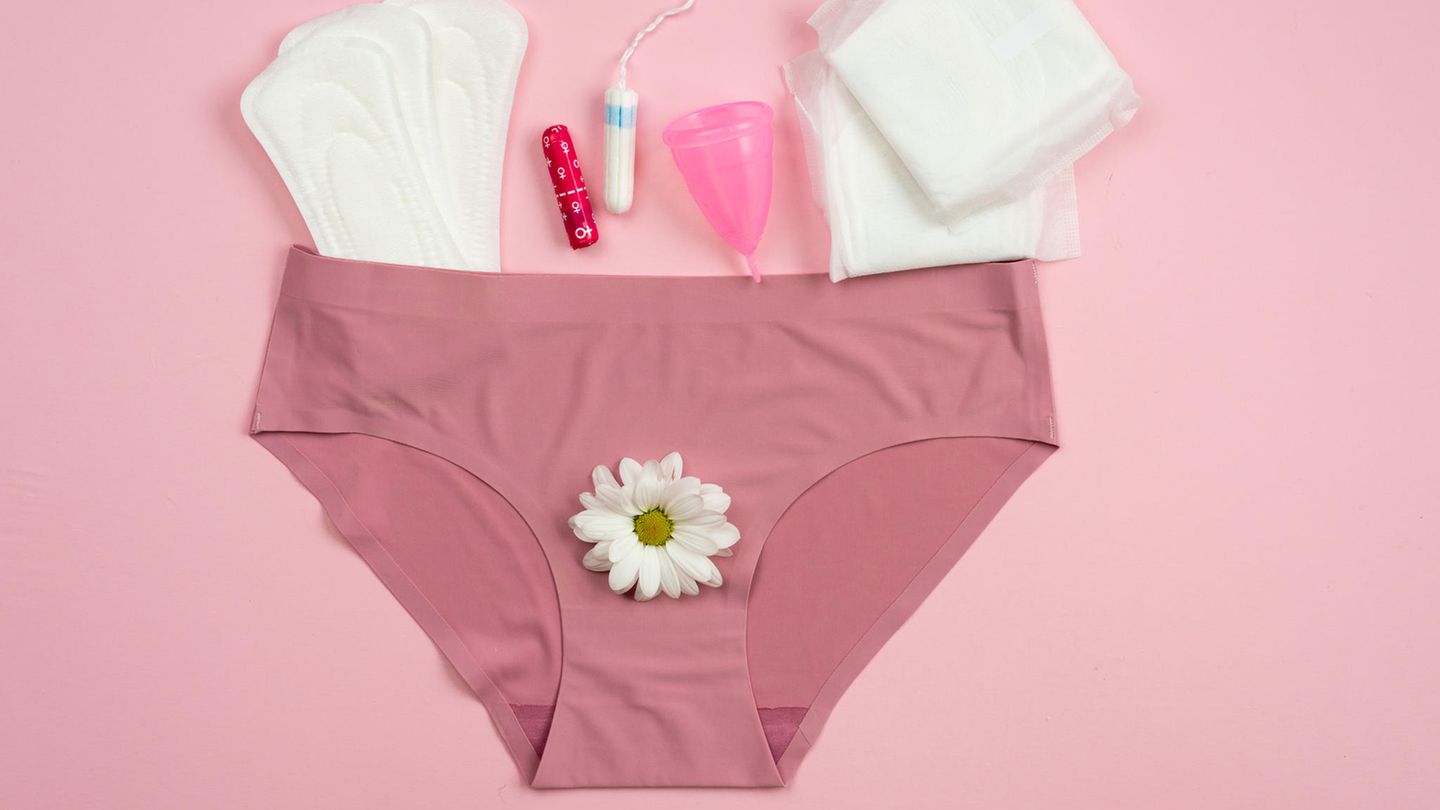 Eine Unterhose mit verschiedenen Hygieneprodukten daneben
