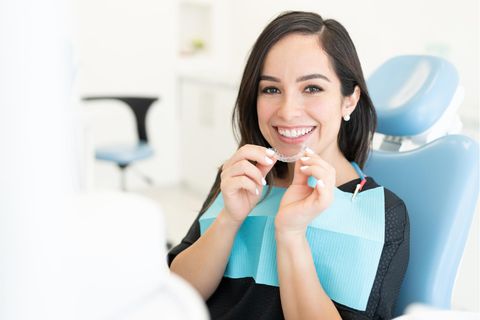 Frau mit Aligner