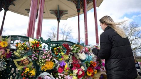 Blumen zum Gedenken an die ermordete Londonerin Sarah Everard