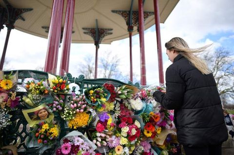 Blumen zum Gedenken an die ermordete Londonerin Sarah Everard