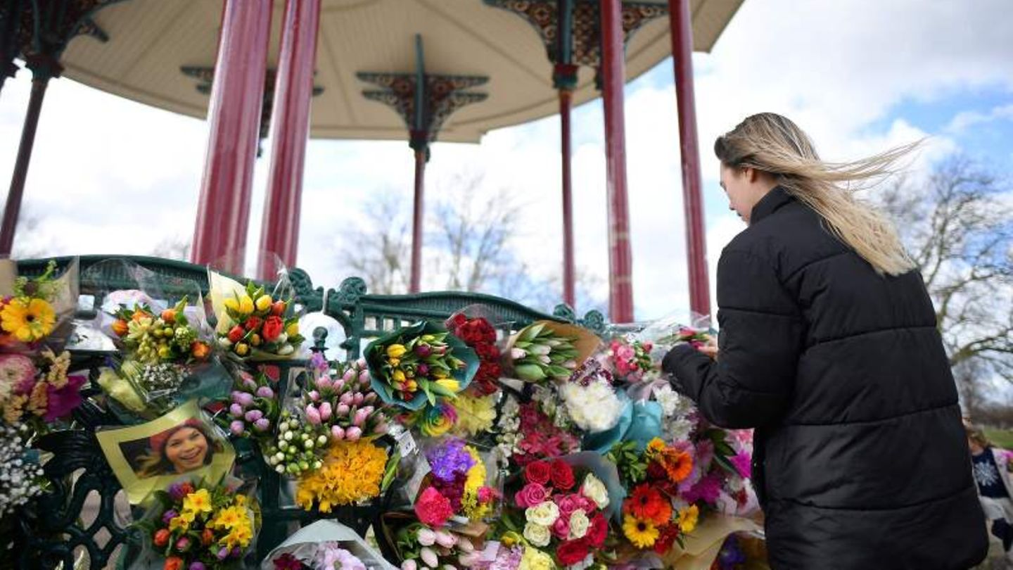 Blumen zum Gedenken an die ermordete Londonerin Sarah Everard