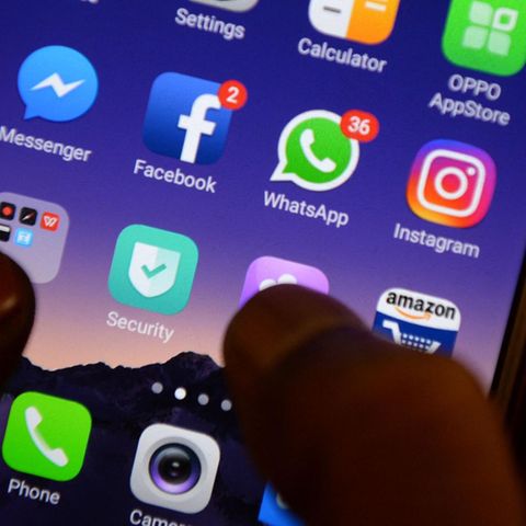 Auf einem Handy-Display sind die Apps von Facebook, Whatsapp und Instagram zu sehen