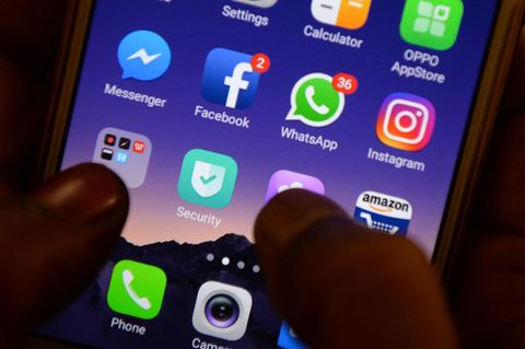 Auf einem Handy-Display sind die Apps von Facebook, Whatsapp und Instagram zu sehen