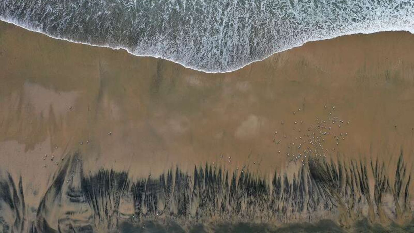 Luftaufnahme zeigt schwarze Ölschlieren am Strand