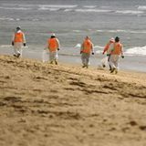 Einsatzkräfte patrouillieren am Strand