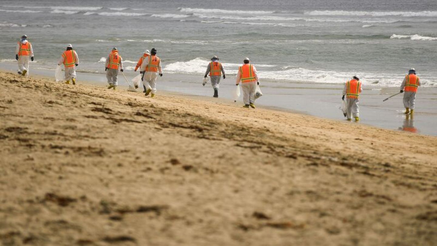 Einsatzkräfte patrouillieren am Strand