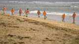 Einsatzkräfte patrouillieren am Strand