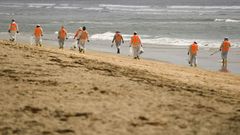Einsatzkräfte patrouillieren am Strand