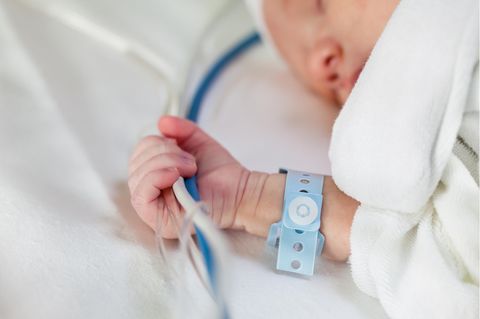 Ein Baby auf Neugeborenen-Intensivstation