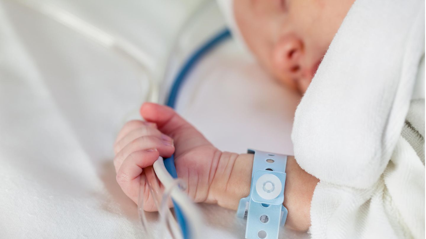 Ein Baby auf Neugeborenen-Intensivstation