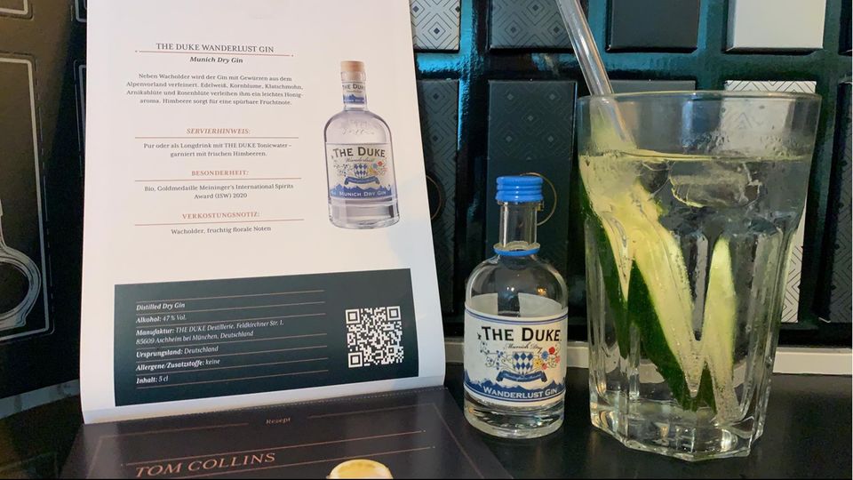 Amazon-Spirituosen-Adventskalender The Duke in kleiner Flasche und gemixed als Gin Tonic mit Gurke