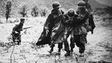 Die US-Marines zogen sich auf einer Straße zurück, die Chinesen beherrschten die Hügel der Umgebung.