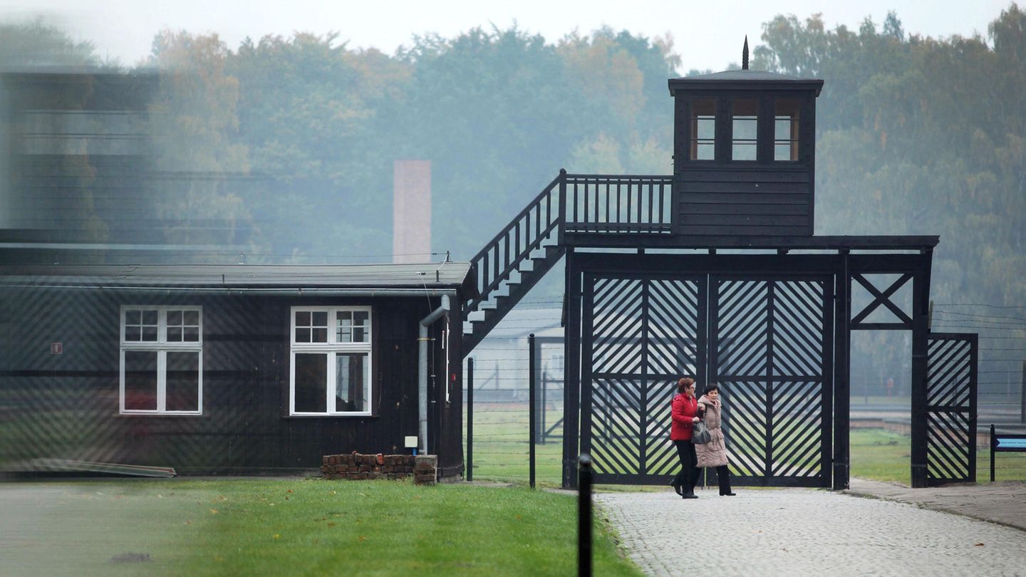 Besucher gehen am Eingang des Stutthof Museums in Sztutowo (Polen) vorbei