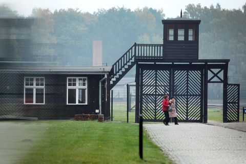 Besucher gehen am Eingang des Stutthof Museums in Sztutowo (Polen) vorbei